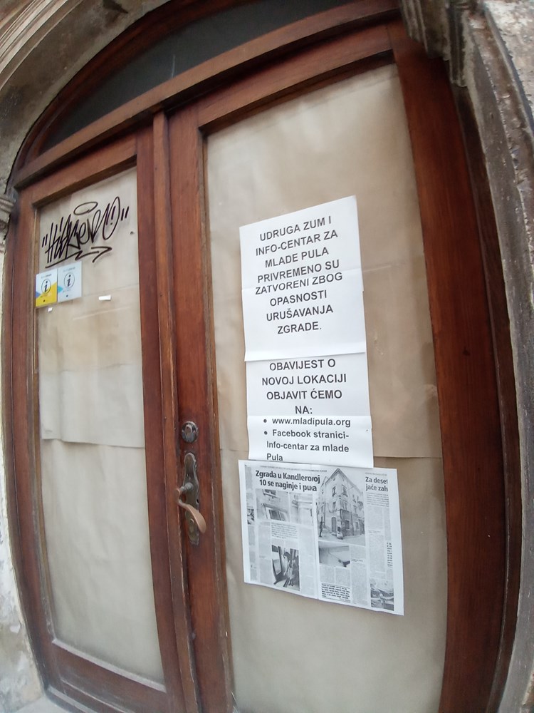 Na ulaznim vratima još stoji članak iz Glasa Istre od prije tri godine i informacija o preseljenju udruge Zum (Snimila Duška Palibrk)
